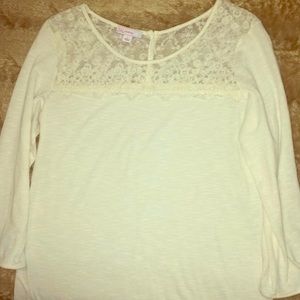 Women’s off white top